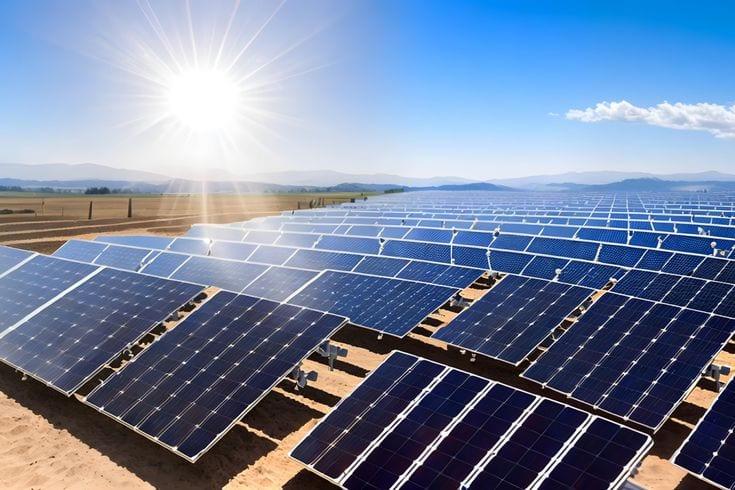 Panneaux photovoltaïques bifaciaux installés sur une toiture commerciale à Sousse