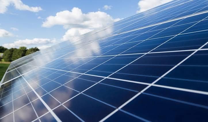 Panneaux solaires sur une toiture dans la région du Sahel
