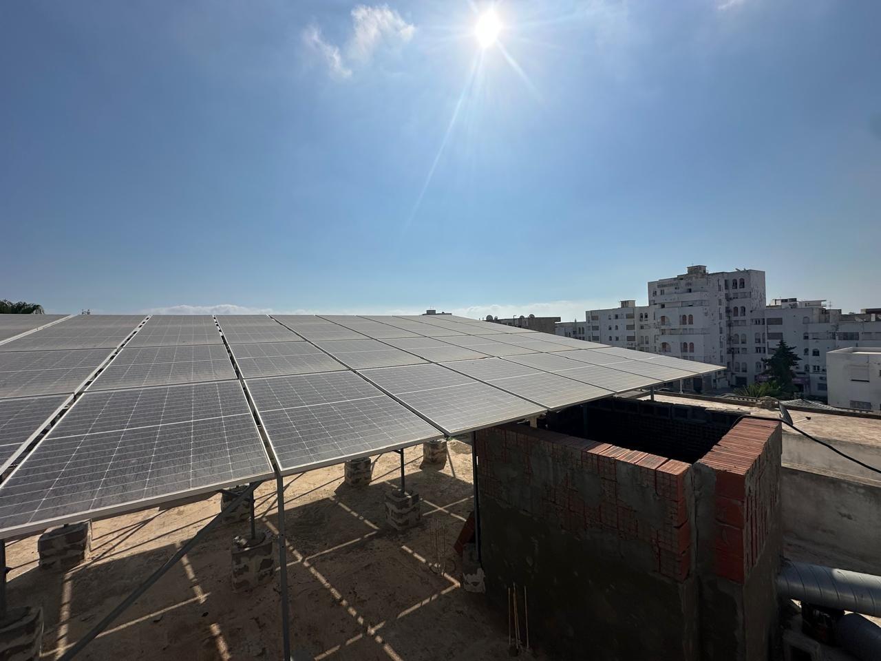 Installation photovoltaïque résidentielle sur une toiture du Grand Tunis